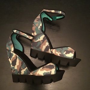 Camouflage wedges